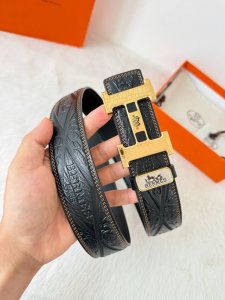 品名： 爱玛仕.Hermes腰带 皮带 原单 型号：挂扣，经典纯钢材质扣头，双面头层牛皮，图片实物拍摄 材料：双面头层牛皮，挂扣系列，纯钢材质扣头，镀钯电镀工艺