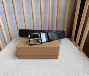burberry 巴宝莉 原单面料，宽3.4Cm 内衬头层小牛皮底.搭配原单旋转扣头，原单皮料定制，高端奢华，时尚百搭