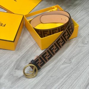 fendl 宽40Mm 标志造型宽皮带。钉扣式带扣。棕色小牛皮制成。印有浮雕手绘黑色与棕色 Ff 图案。镀金表面金属制品，品质保证。