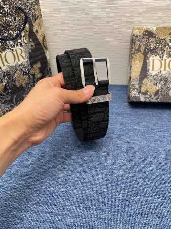 这款 35 毫米双面腰带结合典雅气质与摩登风范。2024冬季新款 550 一面采用黑色 Dior Gravity 印花效果皮革，以牛皮革融合压花工艺，演绎经典的 - 点击图像关闭