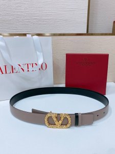 Vlogo Signature搭扣，饰以施华洛世奇仿珍珠 -施华洛钻 花纹搭扣 -进口小牛皮材质 进平纹带身 -宽度：3厘米