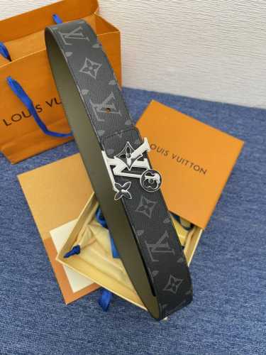 品牌Lv 4.0Cm 描述这款饰有Lv带扣的腰带配以水牛皮衬里，覆以Monogram 牛皮。展现细腻的品牌特质，是牛仔裤的理想配件 Lv字母带扣 Monogra