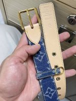 特 当季新款，3.0Mm白彩，路易威登与日本艺术家村上隆联袂打造L Lv D-Ring 双面腰 带，以Monogram Multicolor 帆布展现艺术家对品