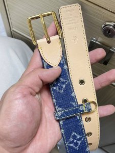 特 当季新款，3.0Mm白彩，路易威登与日本艺术家村上隆联袂打造L Lv D-Ring 双面腰 带，以Monogram Multicolor 帆布展现艺术家对品