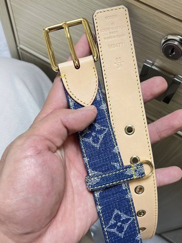特 当季新款，3.0Mm白彩，路易威登与日本艺术家村上隆联袂打造L Lv D-Ring 双面腰 带，以Monogram Multicolor 帆布展现艺术家对品