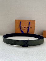 特 Lv Heritage 双面腰带，3.4 宽。精选粒面皮革与纳帕皮革，搭配抛光且菱形新款 Lv 搭扣，独具魅力。微弧形边缘与摩登形状末端，尽显细致匠心，无疑