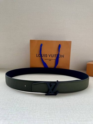 特 Lv Heritage 双面腰带，3.4 宽。精选粒面皮革与纳帕皮革，搭配抛光且菱形新款 Lv 搭扣，独具魅力。微弧形边缘与摩登形状末端，尽显细致匠心，无疑