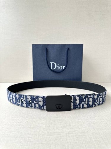 宽度3.5Cm Dior 这款不锈钢金属腰带扣是春季系列新品，展示 Cd Icon 标志和 Oblique Cosmo 图案，致敬 Dior 的经典图案。可与各