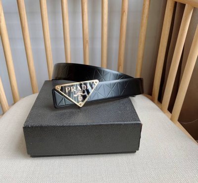 特 Prada 普拉达 专柜最新款 这款腰带采用精美的亮面压花皮革打造 呈现简约精致的优雅风范 充满现代感的简约金属搭扣饰以雕刻式徽标 品牌格调跃然眼前 宽3.