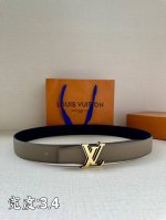 Lv Heritage 双面腰带3.4宽 选取粒面皮革和纳帕皮革 新款3层lv 搭扣。微弧形边缘和摩登形状末端见证细致匠心，为考究人士带来赠礼佳选