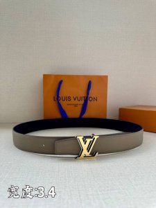 Lv Heritage 双面腰带3.4宽 选取粒面皮革和纳帕皮革 新款3层lv 搭扣。微弧形边缘和摩登形状末端见证细致匠心，为考究人士带来赠礼佳选