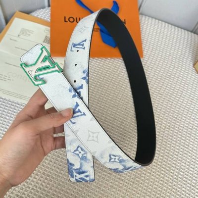 特 寬：40Mm 驢家當季新品 寬度40Mm 訂制帆布面料融入粉筆塗鴉風格效果 襯托柔軟原廠小皮 搭配當季最新款三色五金扣 雙面可用