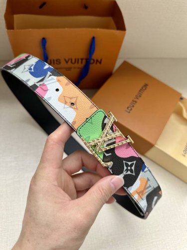 特 本款4.0宽Lv Initiales 双面腰带出自 Lv Portrait 系列，以拼接图案诠释团结和沟通主题。男女面孔之间穿插 Monogram 元素，光