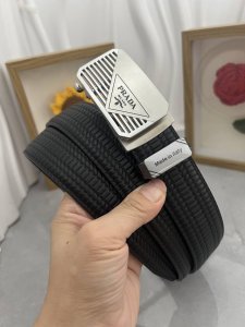 品名：普拉达 原单 自动带 材质：原单牛皮腰带 百分百头层牛皮腰带保证真皮，24K纯钢扣，专柜原单品质、做工精细，时尚大牌，送人自用首选 包装： 请认准如图专柜