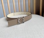 特 LOEWE 罗意威 专柜最新同款腰带 宽：2.8cm 选用光滑牛皮革双面腰带 配有Anagram针扣五孔调节 卓越的工艺 个性的造型 精美的材质