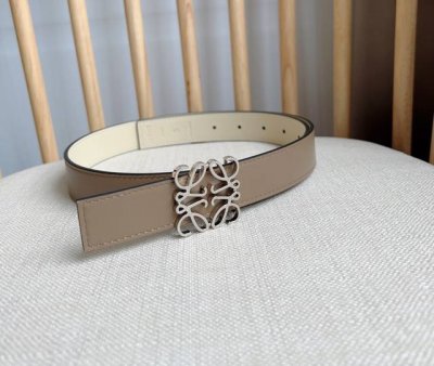 特 LOEWE 罗意威 专柜最新同款腰带 宽：2.8cm 选用光滑牛皮革双面腰带 配有Anagram针扣五孔调节 卓越的工艺 个性的造型 精美的材质