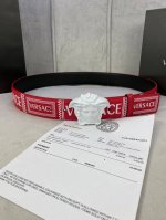 宽度4.0Cm Versace 范思哲 此款Palazzo腰带采用牛皮革面料制作，并饰有Le Pop Classique图案印花和标志性的美杜莎五金配件。