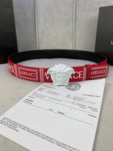 宽度4.0Cm Versace 范思哲 此款Palazzo腰带采用牛皮革面料制作，并饰有Le Pop Classique图案印花和标志性的美杜莎五金配件。