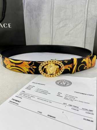 宽度4.0Cm Versace 范思哲 此款Palazzo腰带采用牛皮革面料制作，并饰有Le Pop Classique图案印花和标志性的美杜莎五金配件。 - 点击图像关闭