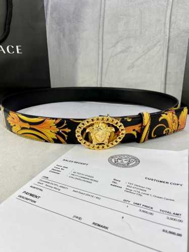 宽度4.0Cm Versace 范思哲 此款Palazzo腰带采用牛皮革面料制作，并饰有Le Pop Classique图案印花和标志性的美杜莎五金配件。