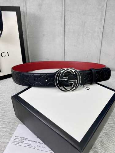 带宽4.0Cm Gucci 互扣式双G腰带，采用热压印技术的Gucci Signature皮革精制而成，巧妙搭配枣红色头层牛皮 触感厚实，印花图案清晰分明。五金