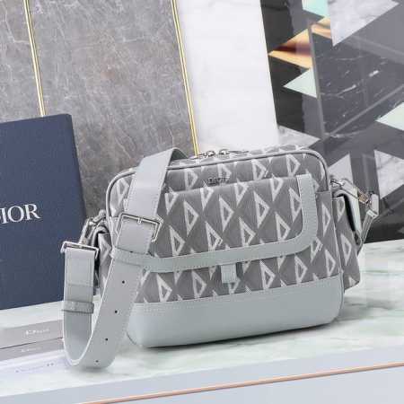 这款 Dior Hit The Road 信使包是本季新品，将现代风格与 Dior 的高订精神融为一体。采用迪奥灰Cd Diamond 图案帆布和光滑牛皮革精心 - 点击图像关闭