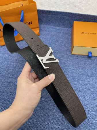 品牌Lv 4.0Cm 描述这款饰有Lv带扣的腰带配以水牛皮衬里，覆以Monogram 牛皮。展现细腻的品牌特质，是牛仔裤的理想配件 Lv字母带扣 Monogra - 点击图像关闭
