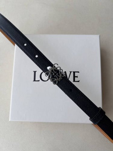 品牌:博柏利 价格 尺寸:带宽20Mm 正品尺寸 五金材质:专柜精品扣 真空电镀 工艺精细 带身材质:天然头层牛皮 质感十足 手感柔软 时尚个性 经典百搭 可自
