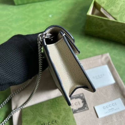 顶配版 Dionysus系列Gg超迷你手袋 古驰爱的进行曲 全新时装系列中，Gg Supreme帆布推出了经典隽永的米色和米色组合，传承材质的历史渊源。对于环境