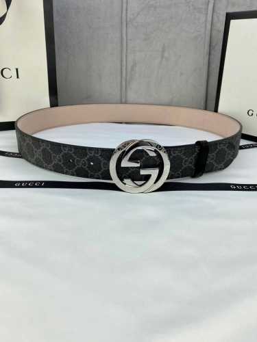 宽度4.0Cm Gucci Marmont系列每一季都会推陈出新，为灵感源于70年代的标志性gg钢扣配件注入现代精髓。这款gg Supreme帆布腰带反面采用黑