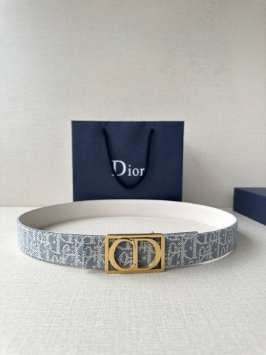 宽度3.5Cm Dior 受到标志性的同名手袋的启发 Montaigne腰带提供可翻转的版本 这要归功于其旋转机制 一侧采用天然光滑的小牛皮制成