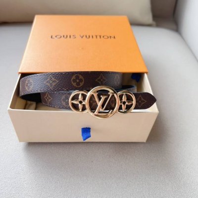 Lv 双面可用 日常的装束衬托出来的纤细的皮带 优质的进口小牛皮的可逆的设计 搭配字母扣式搭扣 饰有字母与花卉镂空图案 金色，银色扣