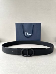 宽度3.5Cm Dior 这款腰带扣采用黑色哑光涂漆饰面不锈钢精心制作，展示Cd Icon 标志。可与各式35毫米腰带搭配，提升格调，打造优雅精致的造型。