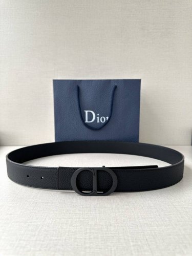 宽度3.5Cm Dior 这款腰带扣采用黑色哑光涂漆饰面不锈钢精心制作，展示Cd Icon 标志。可与各式35毫米腰带搭配，提升格调，打造优雅精致的造型。