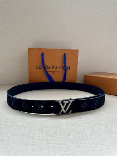 本款3.4宽 LV Initiales 双面腰带选用崭新皮革，以丰盈触感演绎 翻转即见老花压纹。金属 LV 搭扣呈现做旧效果，摩登设计实现灵活搭配
