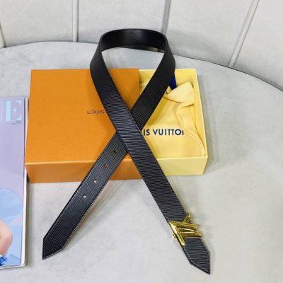 寬： 30Mm L0Uis Vuitt0N 女神必備款！ 寬度30Mm 这款lv字样女士腰带以epi水波纹皮革制造.活活潑的亮色飾帶搭配以316精鋼五金即時尚又