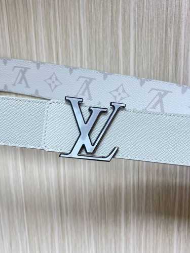 当季新款 40Mm可翻转皮带在Monogram Canvas一侧和皮革背面均采用柔和的灰白色十字纹。扣件是品牌标志性字母的缠绕组合，以匹配的颜色和银色色调的五金