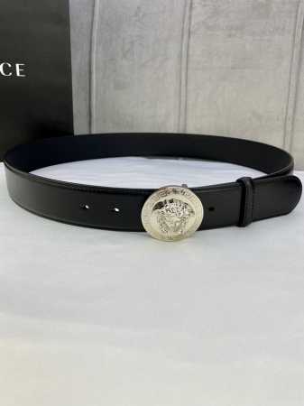 特 宽度4.0Cm 范思哲 此款经典古希腊回纹皮底 腰带饰有标志性的Versace美杜莎头像扣，彰显品牌格调。是一款精美的衣橱必备单品。 - 点击图像关闭
