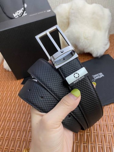 品名：万宝龙 Montblanc 原单 材质：原单牛皮腰带 百分百头层牛皮腰带保证真皮，24K纯钢扣，专柜原单品质、做工精细，时尚大牌，送人自用首选 包装： 请
