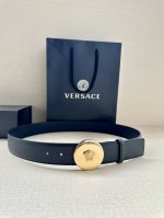 宽度4.0Cm 范思哲 此款平纹皮底 腰带饰有标志性的Versace美杜莎头像扣，彰显品牌格调。是一款精美的衣橱必备单品。