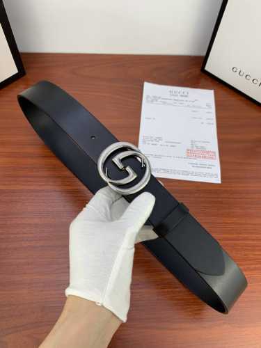 Gucci 经典款单层树膏皮革腰带，配有品牌标志性双G带扣。无涂层褪色皮革材质 具备耐用不变形 此皮面手感光滑细腻衣橱必备百搭上品 宽度4.0Cm