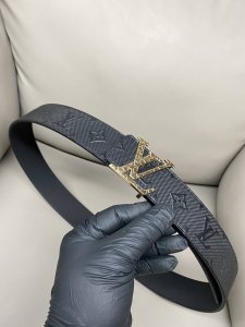 Lv 路易威登 双面可用 4.0热压立体小牛皮 高品质钢扣 金白 新款同步更新