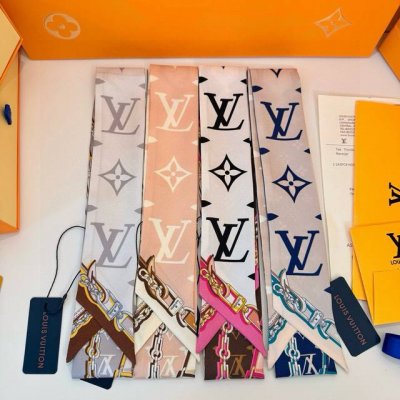 Ultimatemonogrambb束发带飘带 为Monogram图案融入链条、饰带和挂锁图案，彰显皮具系列悠久传承。撞色边缘丰富设计层次，令夏日造型展露潮流个