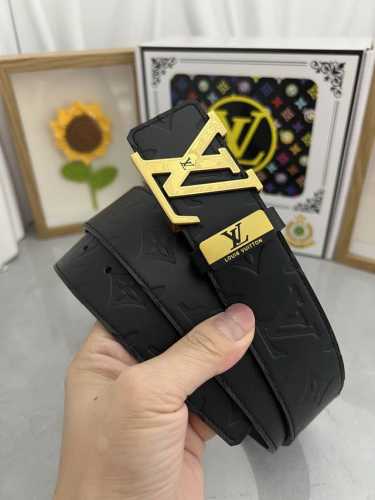 品名 Lv..路易..威登原单 材质 原单牛皮腰带 百分百头层牛皮腰带保证真皮 24K纯钢扣 专柜原单品质 做工精细 时尚大牌 送人自用首选 包装 请认准如图专