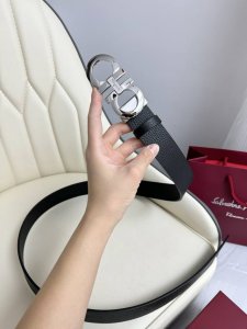 特 菲拉格慕 男士腰带 全套包装 这款双面皮带时尚百搭，是不可或缺的男士配饰单品，以细腻皮革重新诠释经典风格，精选优质牛皮制作而成，缀以经典Gancini扣饰增