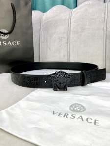 宽度4.0Cm Versace 范思哲 此款古希腊回纹皮带饰有Versace品牌标志：3D美杜莎皮带扣，这也是Palazzo系列的一部分。