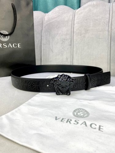 宽度4.0Cm Versace 范思哲 此款古希腊回纹皮带饰有Versace品牌标志：3D美杜莎皮带扣，这也是Palazzo系列的一部分。