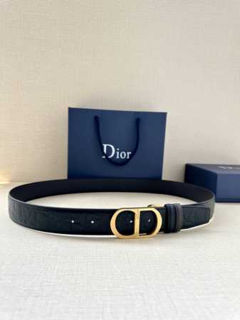 Dior 这款金属覆层黄铜腰带扣是二零二四春季系列新品，展示 Cd Icon 标志和 Oblique Cosmo 图案，致敬 Dior 的经典图案。可与各式 3 - 点击图像关闭
