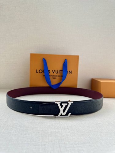 特 本款3.4宽 Lv Heritage 双面腰带以粒面和素净皮革分饰两侧，再借纹理丰富的金属搭扣升华典雅格调。锥形末端续写现代简约之笔