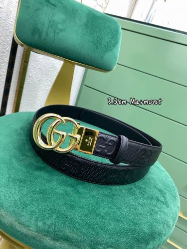 古奇女款3.0 Marmont系列每一季都会推陈出新，为灵感源于70年代的标志性gg配件注入现代精髓。这款gg Supreme帆布腰带反面采用黑色皮革材质 Dd